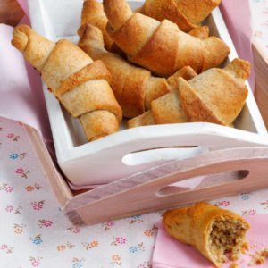 Hörnchen mit Nussfüllung Rezept 6 Hörnchen mit Nussfüllung