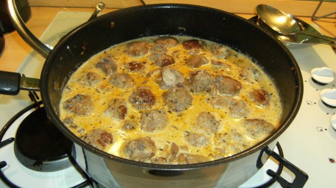 Hackbällchen in cremiger Pilzsoße - Einfache Rezepte Hackbällchen in cremiger Pilzsoße - Einfache Rezepte