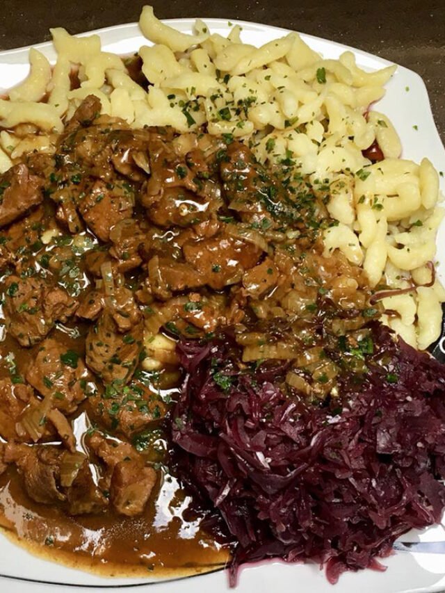 Rehgulasch mit Spätzle und Rotkohl