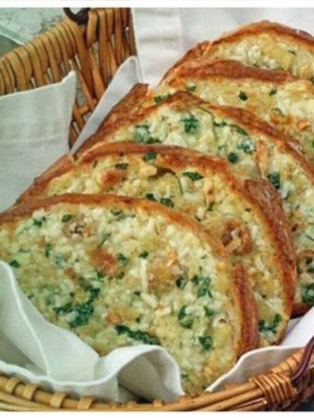 Überbackenes Brot mit gebackenem Knoblauch