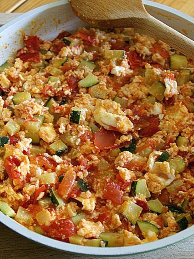 Rührei mit Zucchini und Tomate