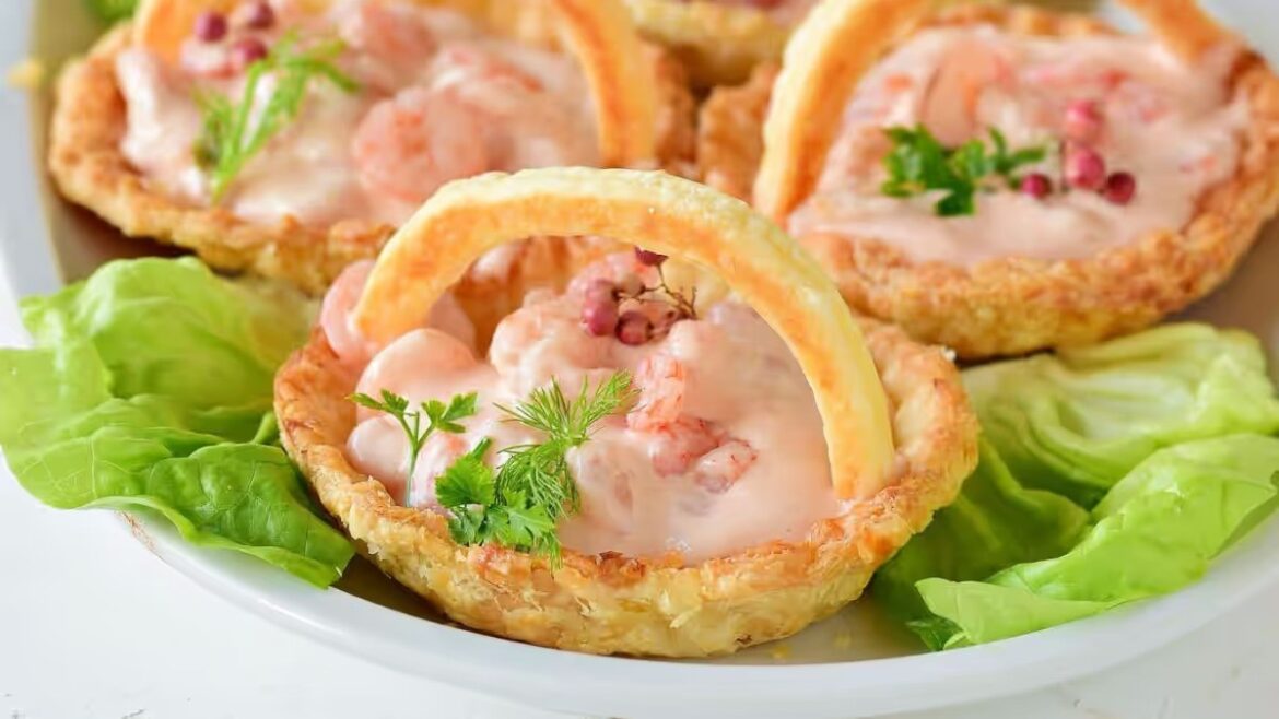 Blätterteigkörbe mit Garnelen und Cocktailsauce, raffiniertes Party-Starterrezept