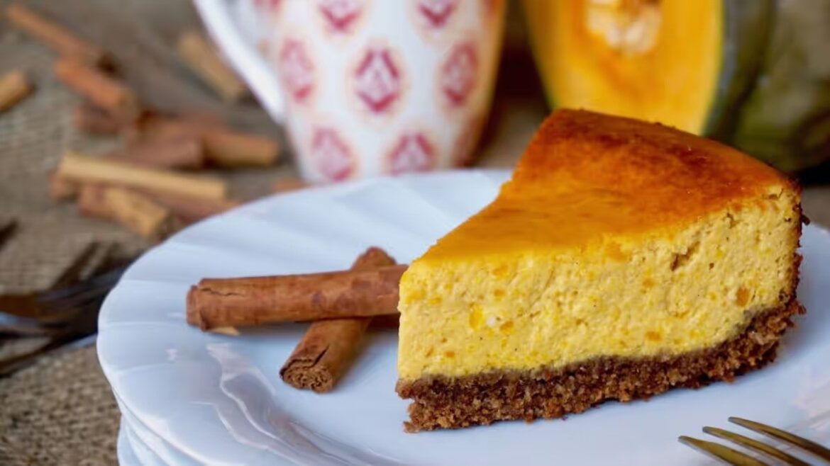 Kürbis-Gewürz-Käsekuchen, eine köstliche und duftende Kreation, die perfekt ist, um Ihre Gäste zu begeistern