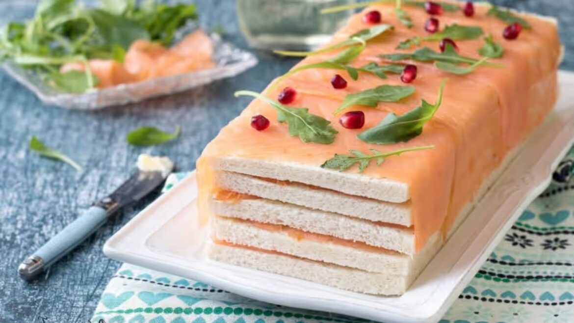 Sandwichkuchen mit geräuchertem Lachs, eine köstliche und elegante Kreation, perfekt für das Weihnachtsessen